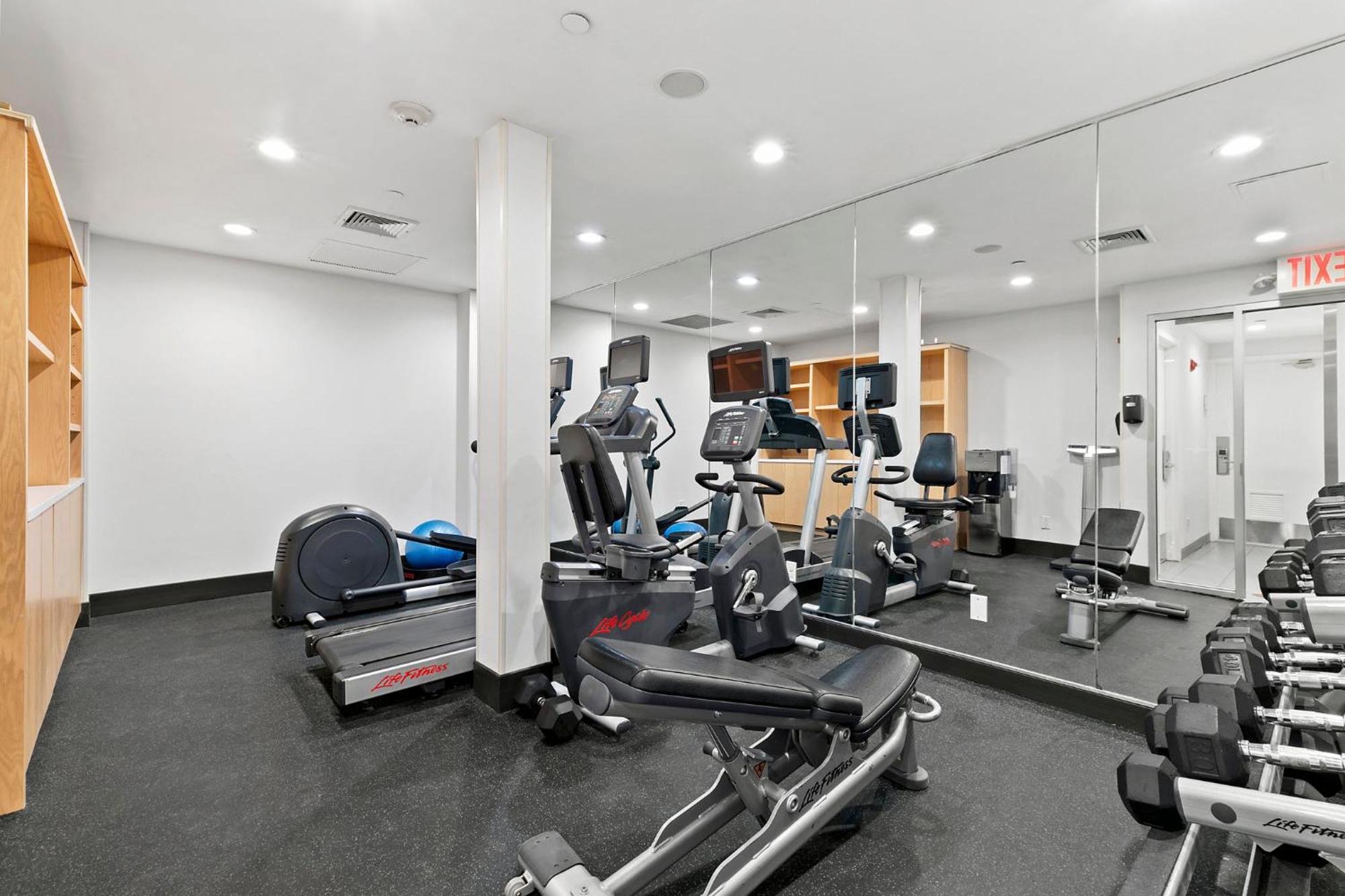 Holiday Inn Manhattan 6Th Ave - Chelsea By Ihg New York Exterior photo